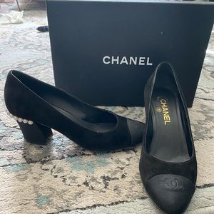 Chanel 38 Black Suede Pearls grosgrain pumps